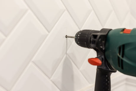 Comment percer du carrelage sans le fissurer ? Nos astuces de pro