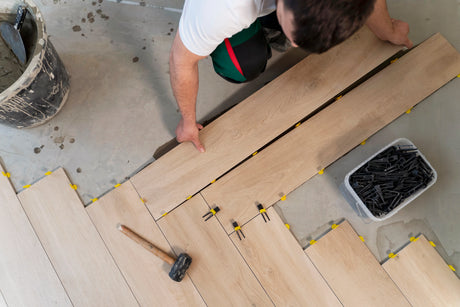 Comment poser du carrelage imitation parquet ? Conseils de pro